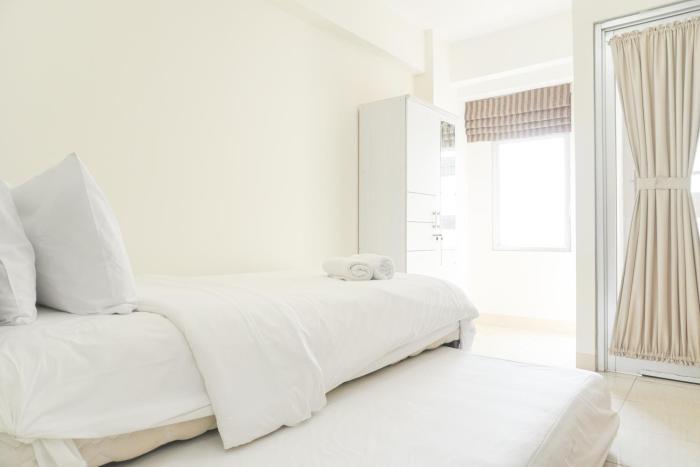 Minimalist and Homey Studio Green Bay Pluit Apartment By Travelio