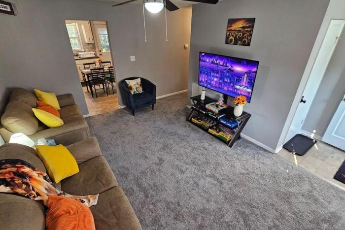 2BR Retreat sleeps 5 near ECU Stadium and Hospital