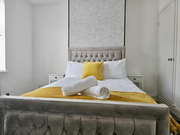 2 Bed House - Sleeps 5 - Garden - Parking - Wifi