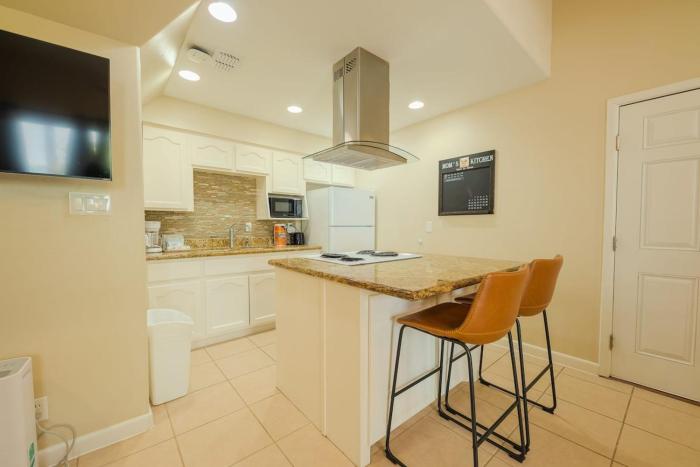 Tropical Retreat Coastal 1BR Getaway with Balcony 212