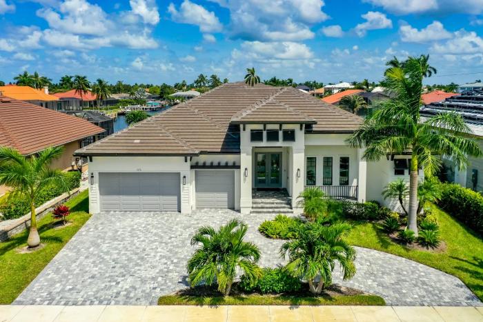 Luxurious Waterfront 4 Bed Island Retreat