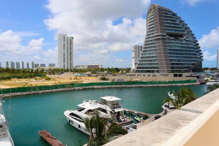 Luxury Apt with Balcony, Marina Puerto Cancún