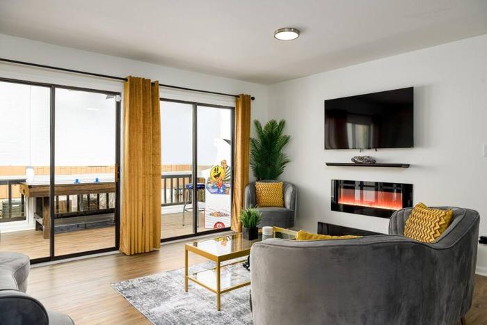 Grey Sapphire Hideaway - 2BR 2BA w Arcade & Pool