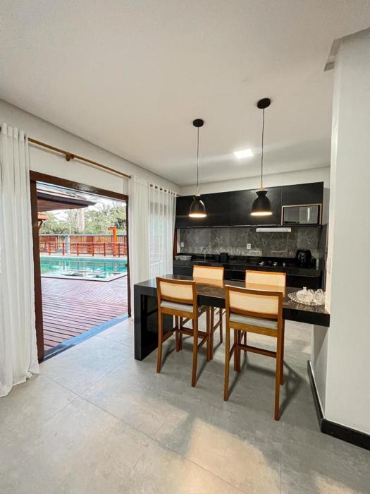 A2 uma suite, cozinha, sala, frente pisc · Alicena Mutá Cond. Fechado - apto A2