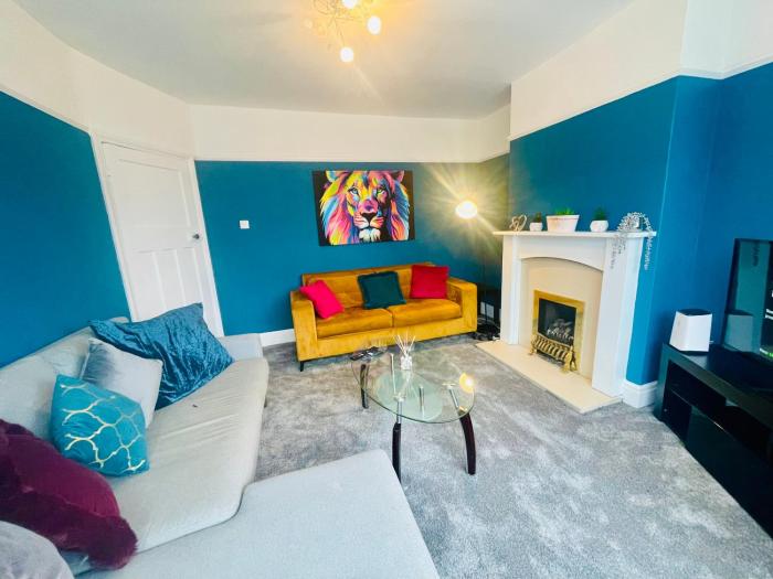 NEW Modern 3 Bedroom Contractor House Short Lets Free Parking & Wifi by Jesswood Properties, Close to Town