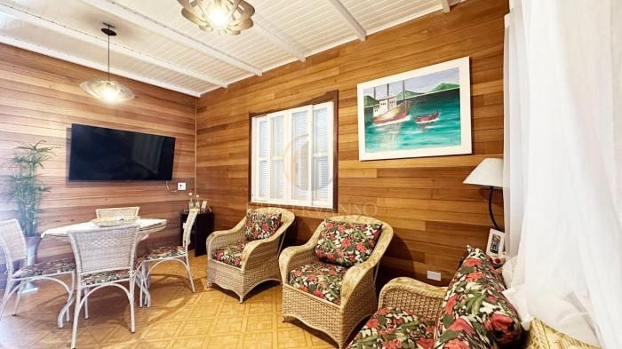 Casa com piscina aquecida, a duas quadras da praia