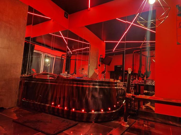 NEW in GDAŃSK! RED ROOM in the HEART of GDAŃSK - BDSM - with a luxury JACUZZI and access to a sauna