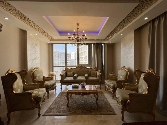 Spacious Apartment with Antique Furnishings & Views