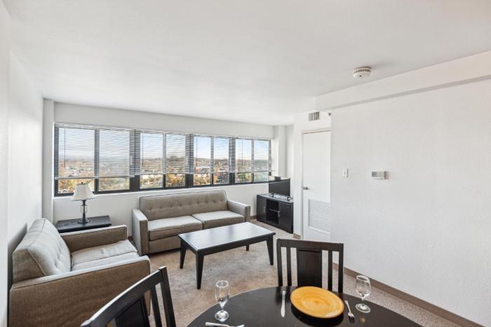 PP 2401 Modern Corporate 2br Suite pool, Gym