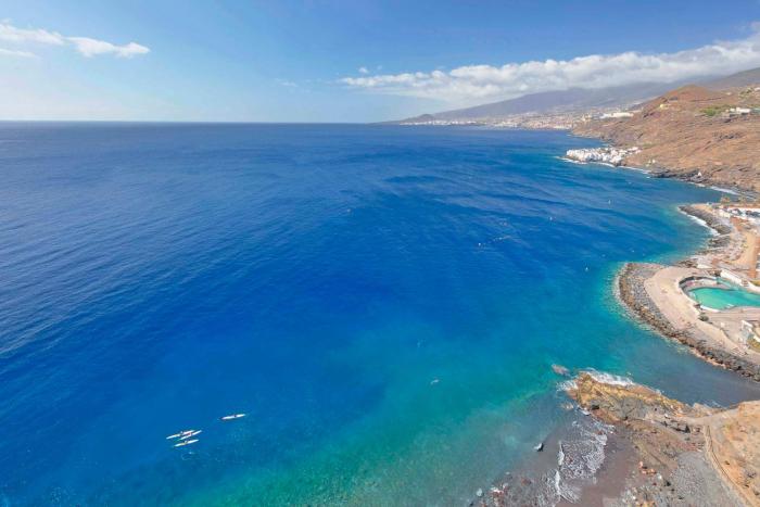 Beachfront Seaview Oasis - Private Terrace & Panoramic Ocean Views