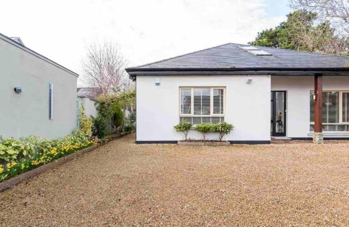 King bedroom en-suit bathroom, easy to city centre