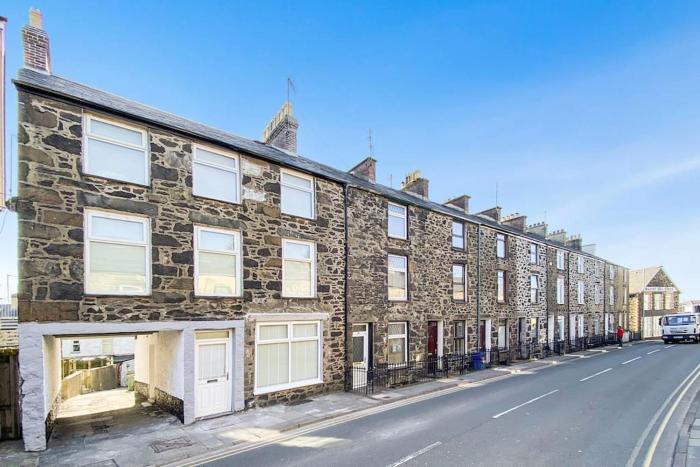 Beautifully Presented 5 BR House with Hot Tub