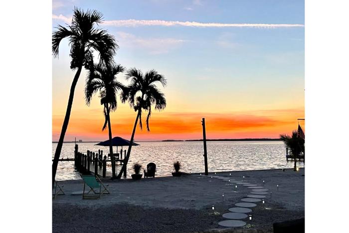 Stunning Waterfront Home with Southeast Bay Frontage - Villa Cuquita