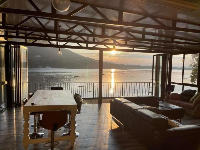 Sun Room (Studio) on the edge of the Harties dam.