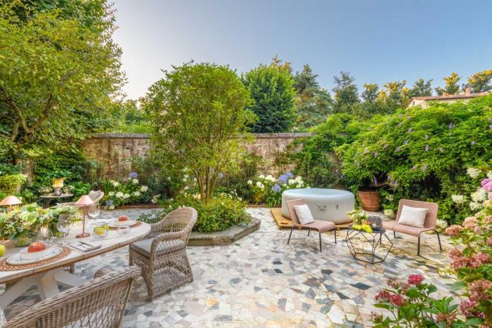 The Garden Lodge Luxury Home Private Garden and Jacuzzi in the centre