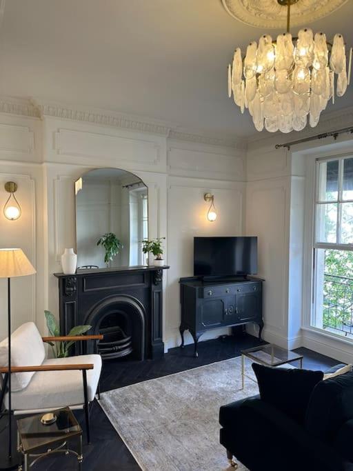 1 bed period Clifton balcony flat with private offroad parking