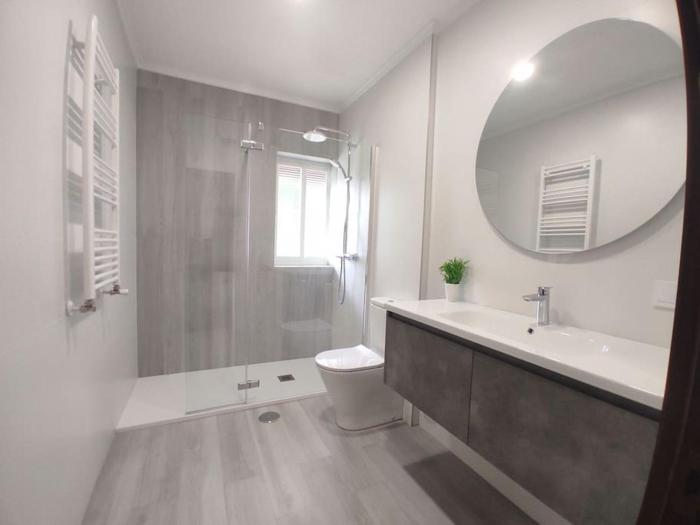 Piso con terraza y zonas verdes