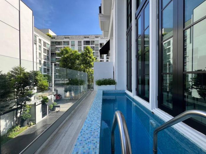 Luxury Pool Villa 5BR 12pax with Private Lift in Ekkamai