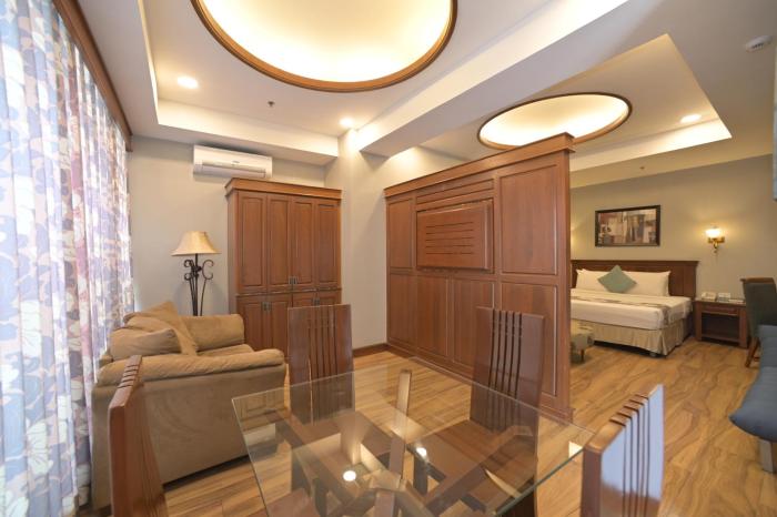 Paragon Hotel and Suites