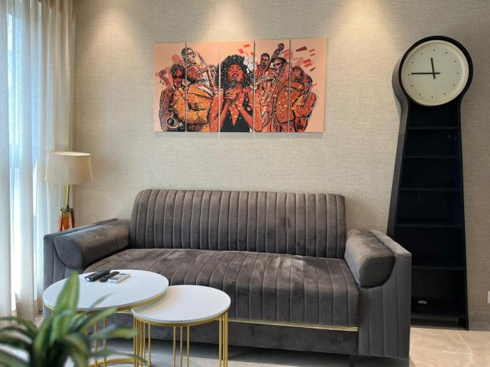 Lofty Dreams Skyline Apartment