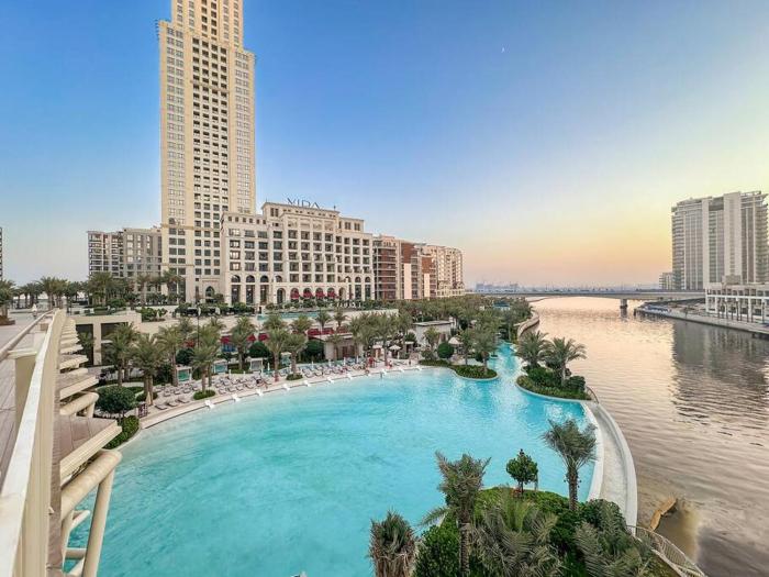 Chic 2BR Vida Stay, Creek Views & Prime Location Near Attractions