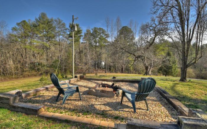 Carters Cozy Cabin - Relax or Roam 13 Acres