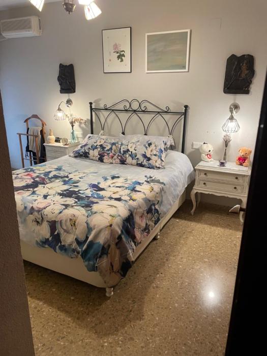 Bonita, Tranquila, Céntrica y Acogedora Habitación, solo para Chicas, en Vivienda Compartida con anfitrión