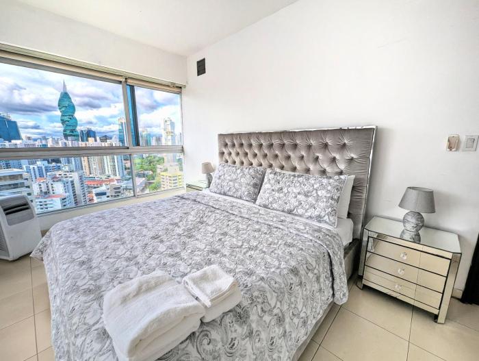 Yc 2301-A l Amazing building on Balboa avenue