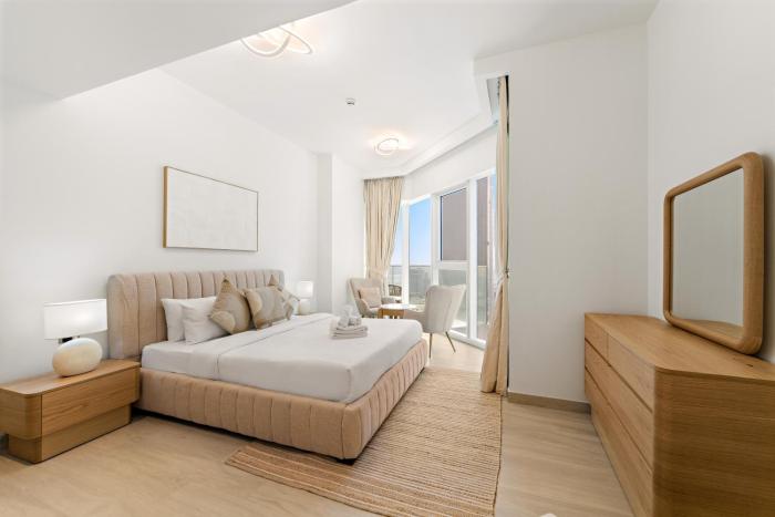 Upscale and Chic 1BR with Canal Views, Pool & Gym