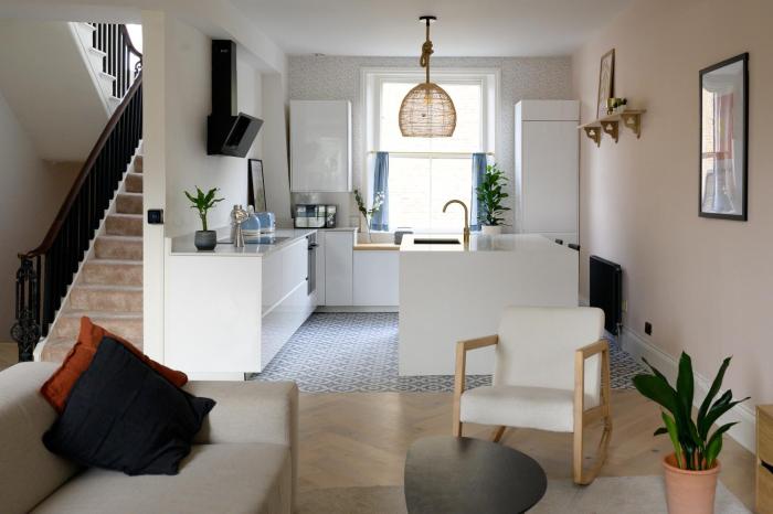 Entire Home - Classic Chelsea Town House Maisonette