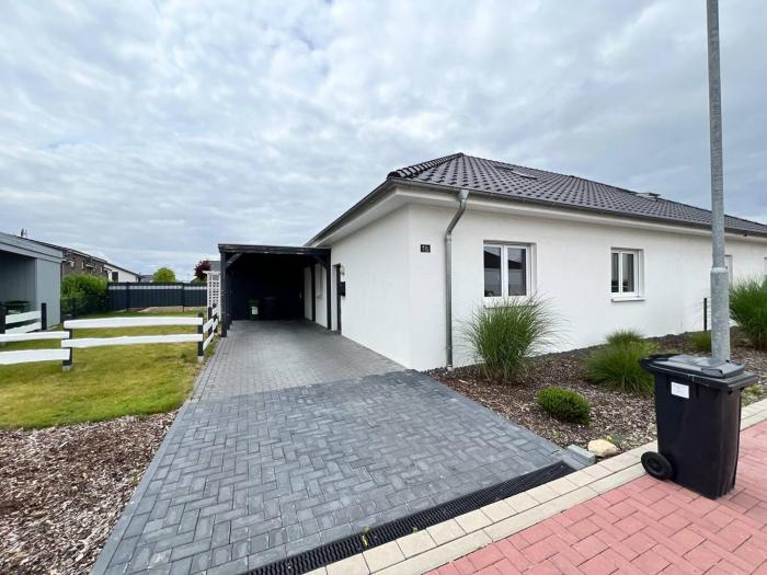 Einzigartiger Neubau-Bungalow - Luxus-Küche, große Terrasse mit Garten - Perfekt für Familie und Gruppen