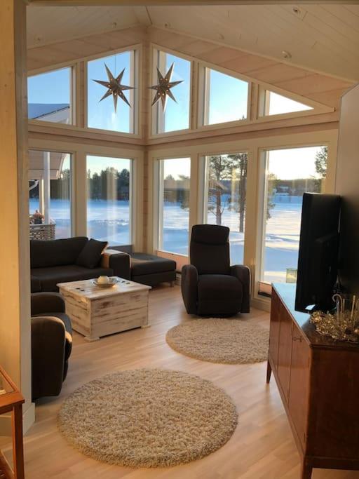 A cozy house with a guesthouse by the river