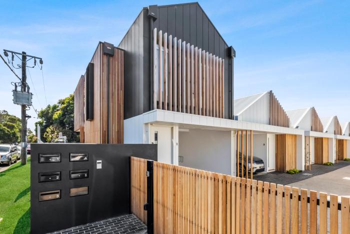 Beach Luxury On The Park - Brand New 2 bedroom 3 Bathroom Carport Shops 100m Beach 500m Aircon Heating Gas fireplace WIFI