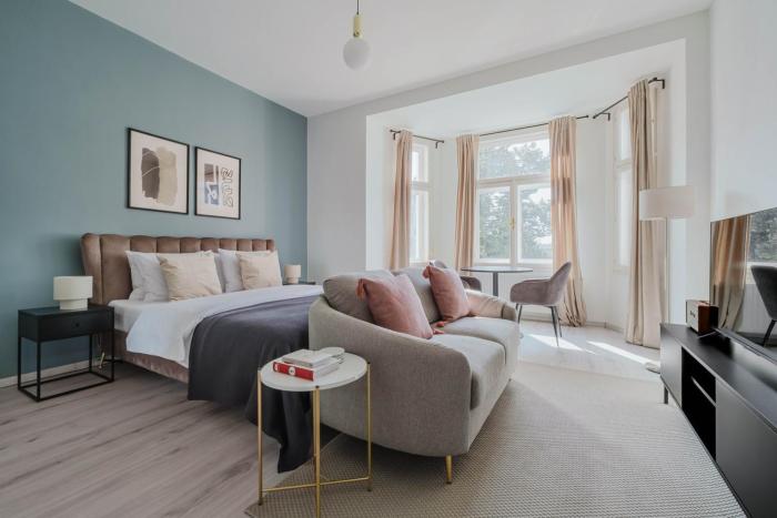 Blueground Vršovice furnished dining area PRG-13