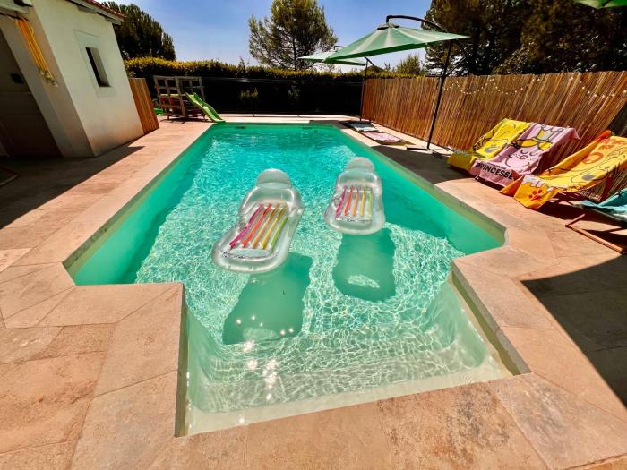 Villa entière au calme avec piscine partagée et jardin