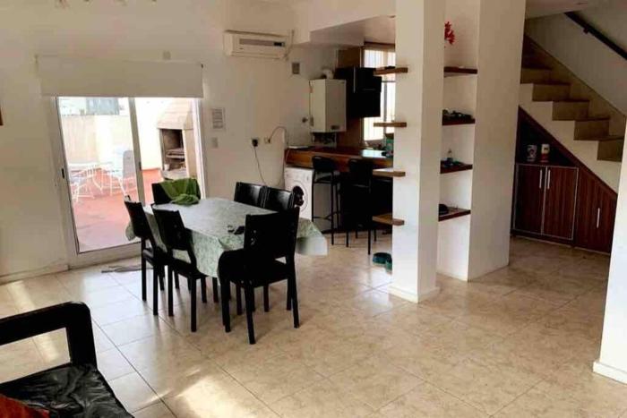Departamento en doble planta con patio y parrilla!