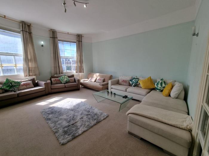 Budget Spacious Flat Fits 5 people in W2