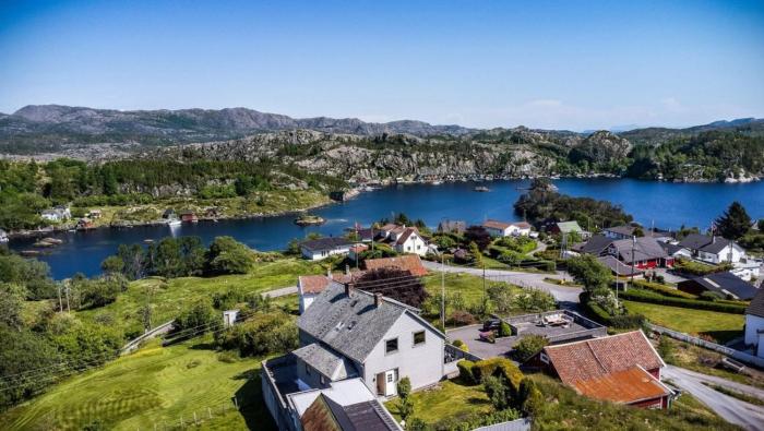 Fjord-View Retreat with Free Parking and Fast Internet