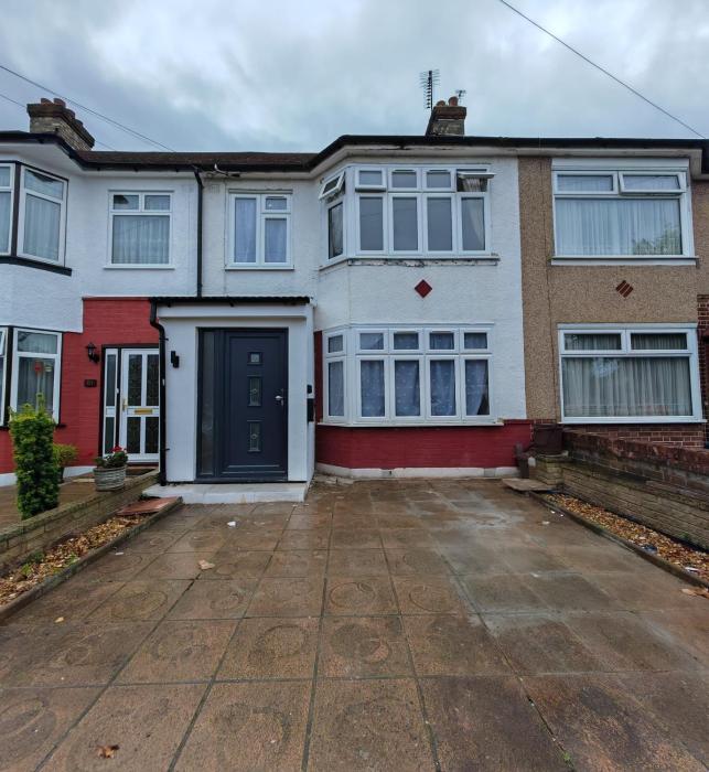 4 Bedroom 2 Bathroom House - Free parking