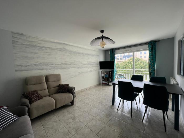 Appartement spacieux, centre ville, 2 chambres, parking, proche toutes commodités - FR-1-485-122