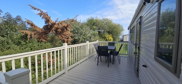 Lovely 8 Berth Caravan Nearby Great Yarmouth At Broadland Sands Ref 20222Bs