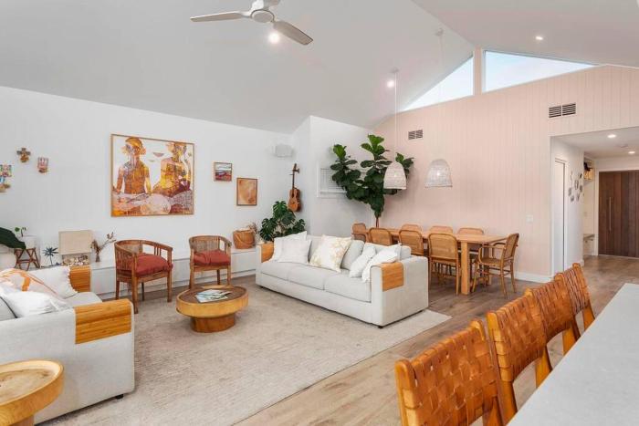 Luxe Modern Waterfront 4BR Oasis Wifi, BBQ & Pool