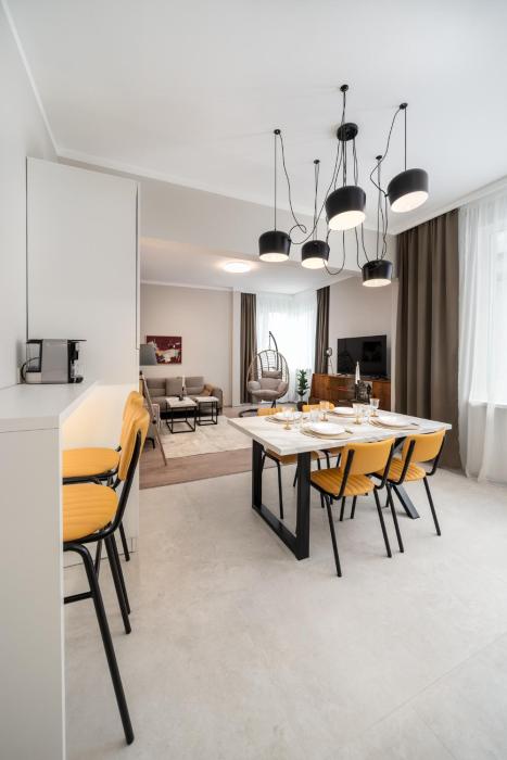 Top Centre Bright & Sunny Stylish Apt with 2BDR and 2BTH