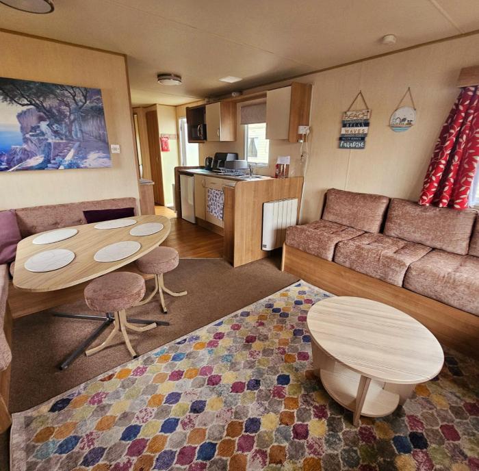 3 Bed Caravan Sleeps 6 with Parking