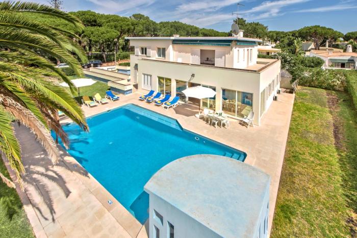 Large private pool viilla, close to amenites, free air conditioning and wifi