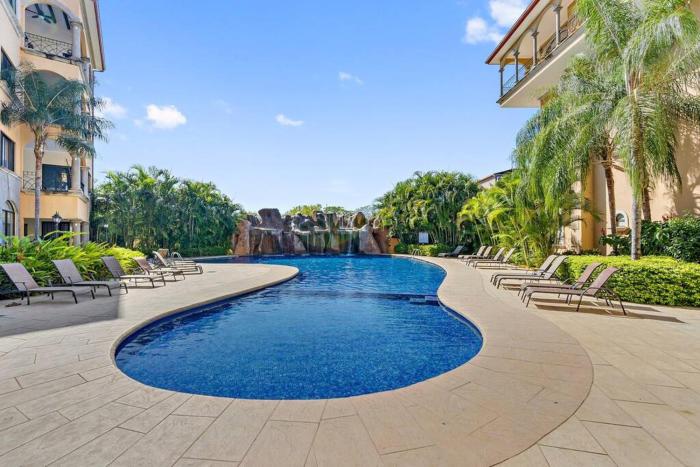 SR9 Luxury Condo Across the Street from Beach