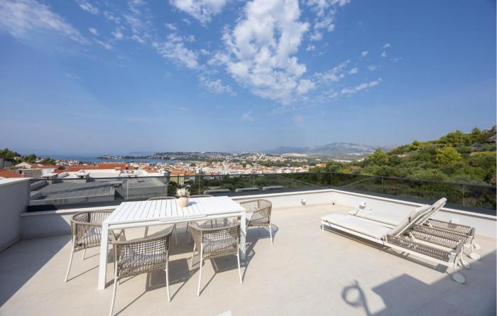 2 Bedroom Stunning Apartment In Split