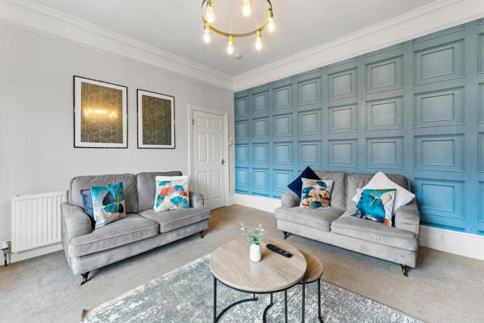 Modern 6-BR home, Monthly Savings, Free Parking