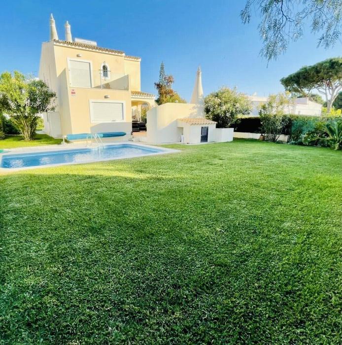 4 Bedroom Villa with Heated Pool close to Old Village