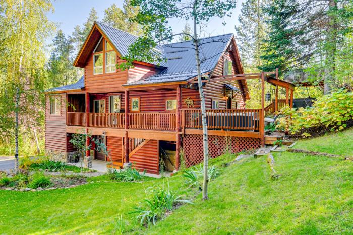 Dreamy Alpine Cabin w Hot Tub, Fireplace & More!